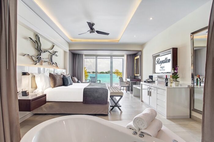 LUXURY JUNIOR SUITE SWIM OUT